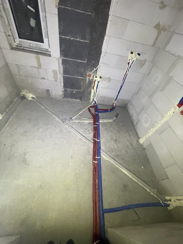 Szemud - Instalacje wodno-kanalizacyjne w nowoczesnym wnętrzu przed remontem, pokazujące prace wykonane przez profesjonalną firmę remontową w trakcie wykończeń wnętrz.