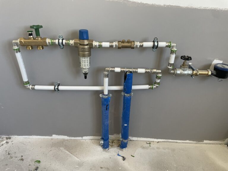 Instalacja hydrauliczna w trakcie remontu, z profesjonalnymi wykończeniami wnętrz, wykonana przez firmę remontową.