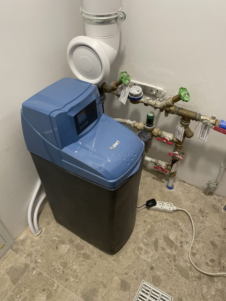 System uzdatniania wody w pomieszczeniu technicznym, element remontu wykończenia wnętrz, inspirowany nowoczesnymi rozwiązaniami oferowanymi przez firmę remontową.