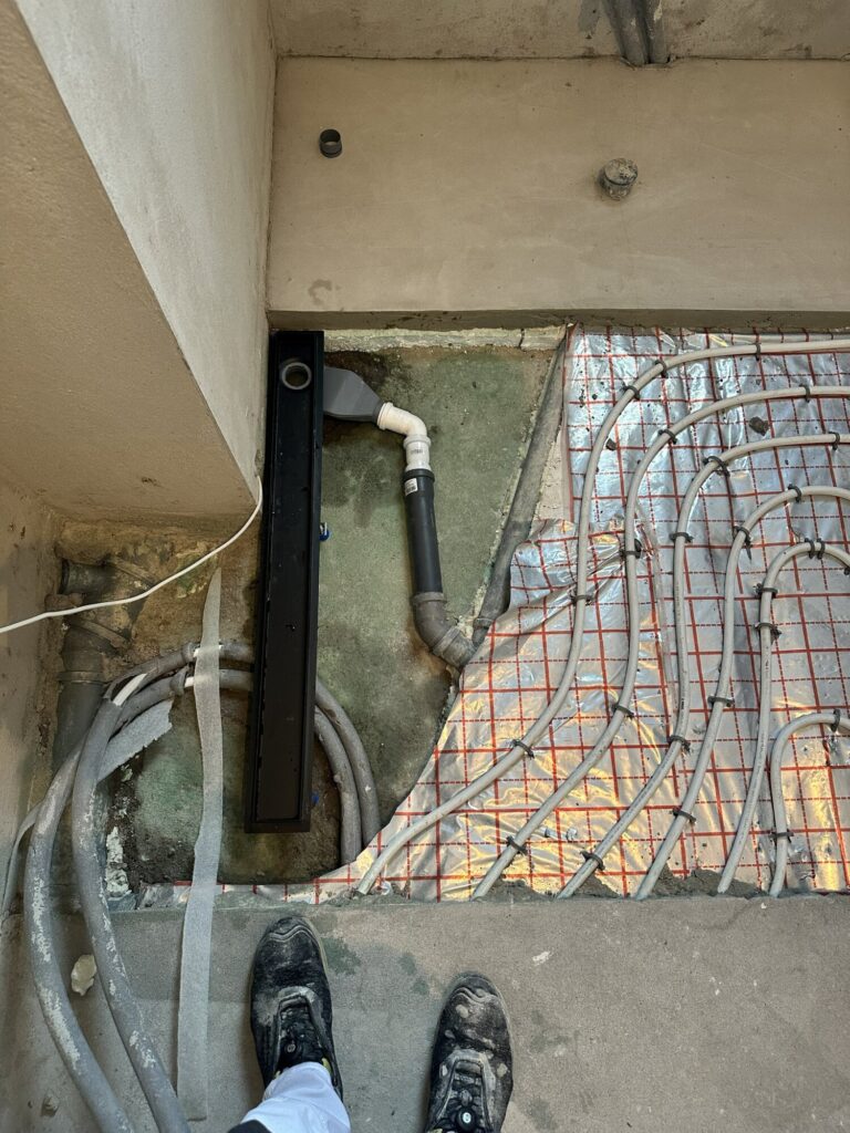 Remont podłogi z instalacją ogrzewania podłogowego oraz drenażem, firma remontowa zajmująca się wykończeniami wnętrz.