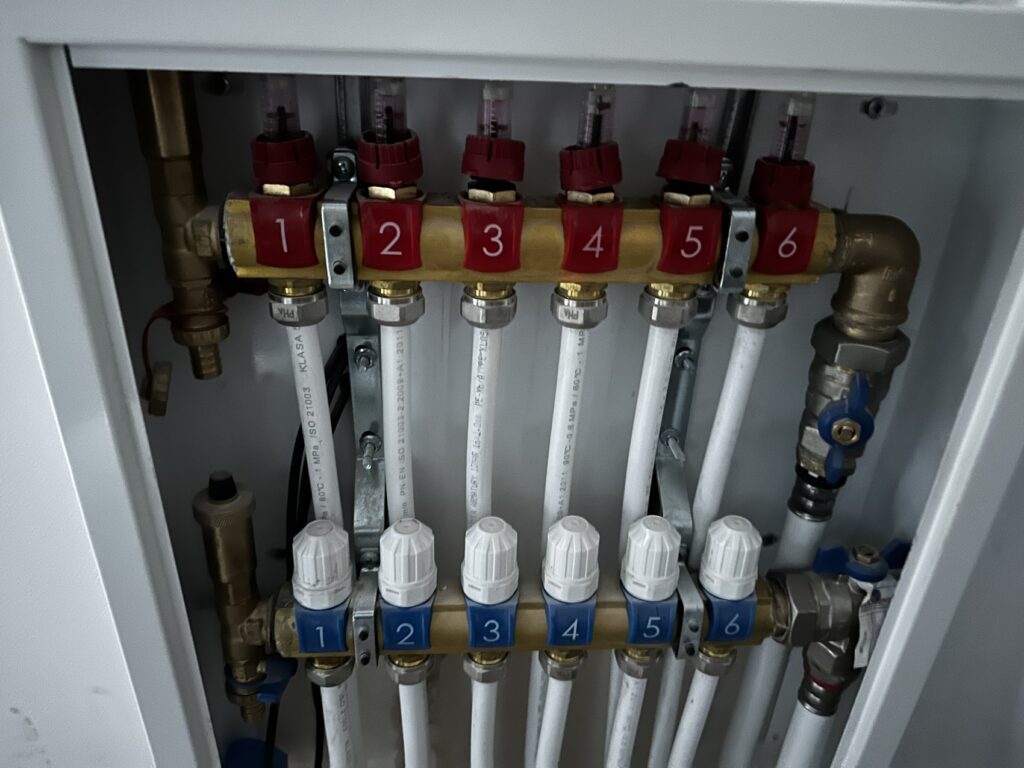 Kolbudy - Schemat instalacji hydraulicznej w trakcie remontu, pokazujący wykończenia wnętrz i elementy firmy remontowej, z oznaczonymi numerami zawor&oacute;w oraz rurami.