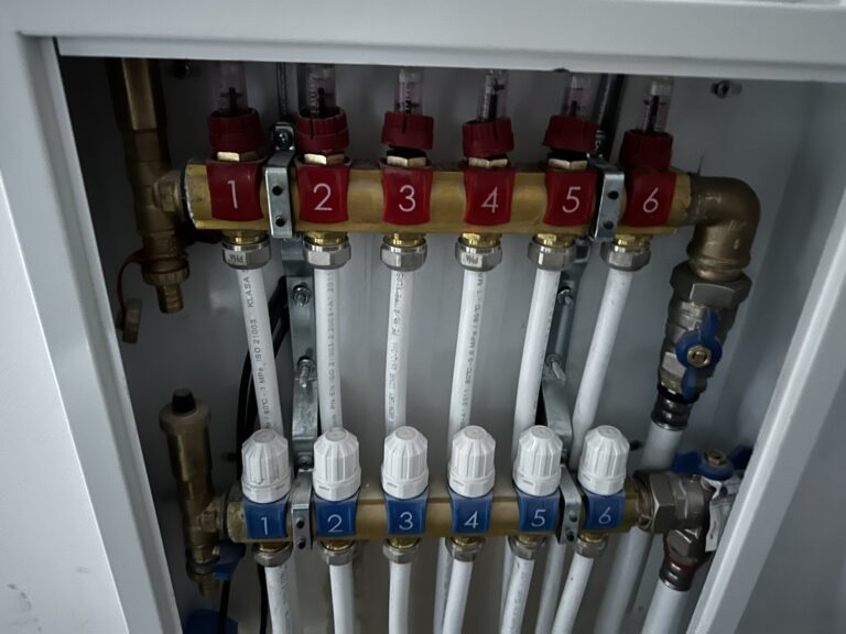 Schemat instalacji hydraulicznej w trakcie remontu, pokazujący wykończenia wnętrz i elementy firmy remontowej, z oznaczonymi numerami zaworów oraz rurami.
