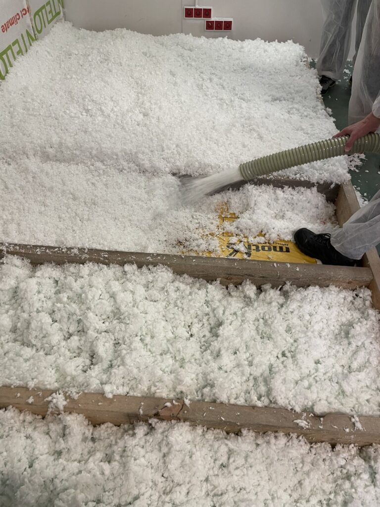 Szemud - Usługa remontowa - ekipa pracująca nad wykończeniami wnętrz, w trakcie izolacji podłogi pianką izolacyjną. Widoczny proces aplikacji materiał&oacute;w ociepleniowych w nowo remontowanym pomieszczeniu.