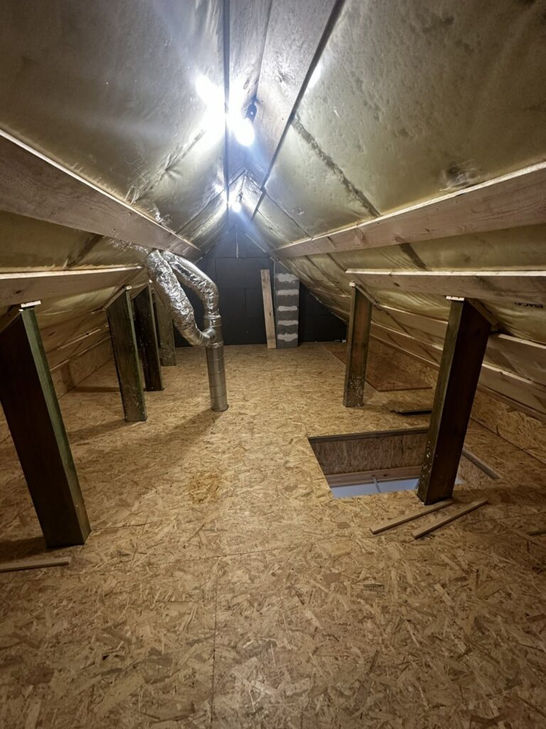 Przodkowo - Przestrzeń na poddaszu w trakcie remontu, z widocznymi drewnianymi słupami i nową instalacją wentylacyjną, idealna do wykończeń wnętrz przez profesjonalną firmę remontową.