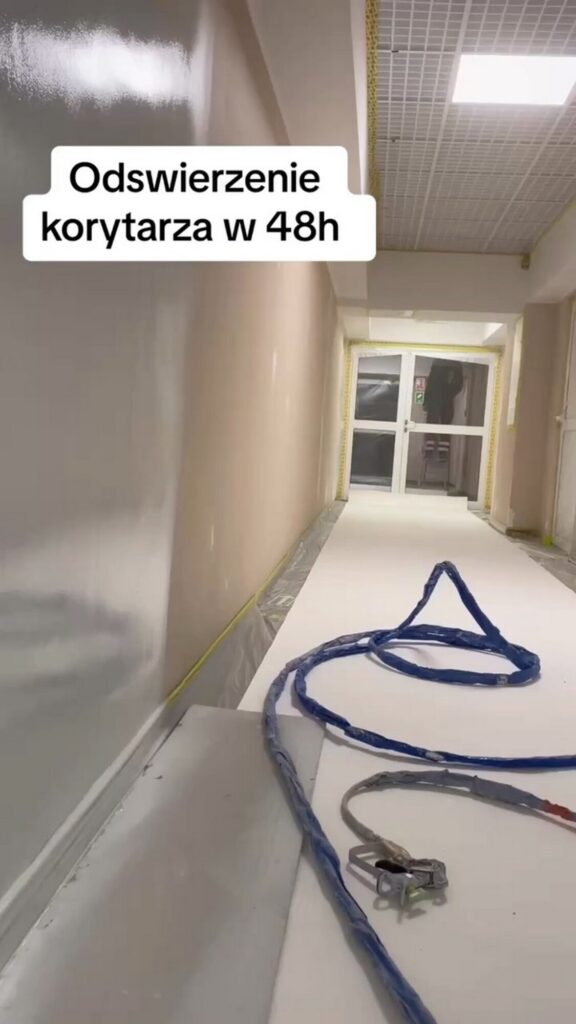 Żukowo - Odswieżenie korytarza w 48 godzin wykonane przez firmę remontową, w trakcie prac wykończeniowych wnętrz.