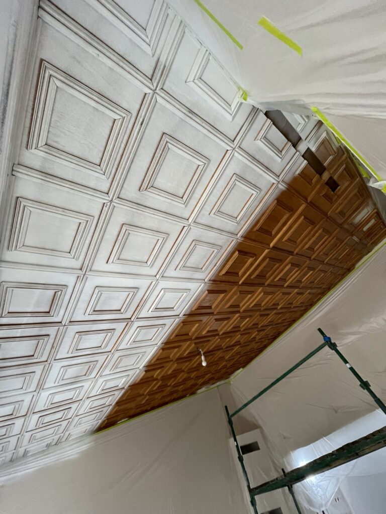 Przodkowo - Remont sufitu w nowoczesnym wnętrzu, z wykończeniem drewnianym i detalami architektonicznymi, wykonany przez firmę remontową. Proces zabezpieczania przestrzeni przed malowaniem i pracami wykończeniowymi.