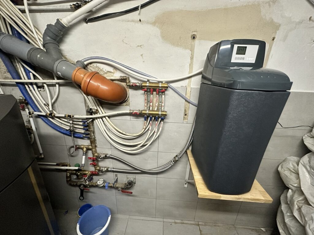 Chmielno - Nowoczesny system hydrauliczny w trakcie remontu wnętrza, pokazujący elementy instalacji oraz sprzęt. Idealne rozwiązanie dla firm remontowych planujących wykończenia wnętrz.