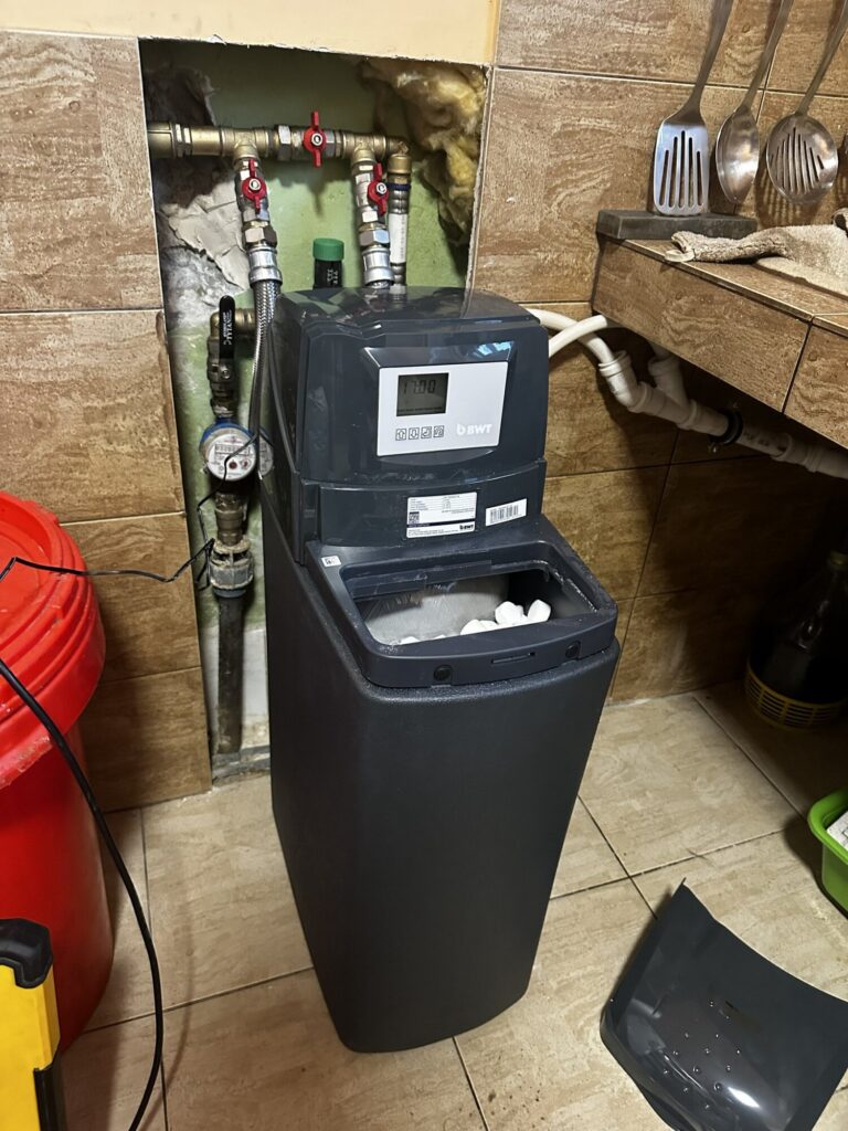 Remont kuchni z nową maszyną do kostkowania lodu, ważny element wykończeń wnętrz. Firma remontowa zadbała o poprawne podłączenie instalacji wodnej. - Kartuzy